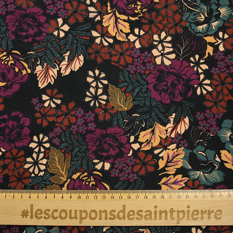 Maille polyester imprimée fine floraison violet et canard fond noir