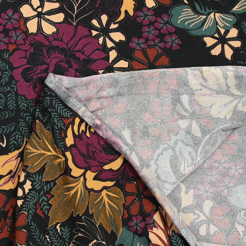 Maille polyester imprimée fine floraison violet et canard fond noir