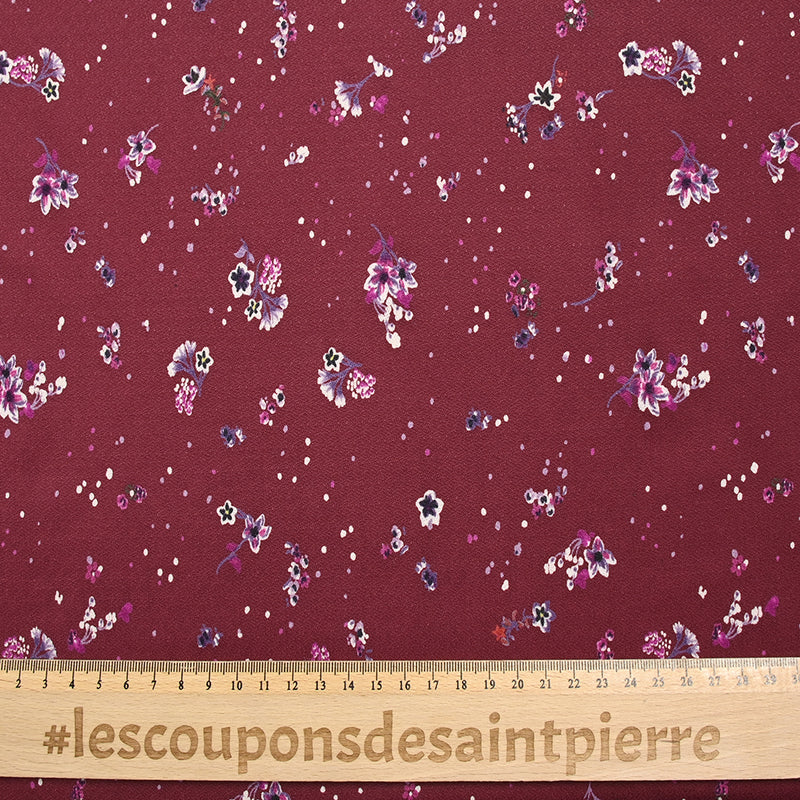 Maille crêpe imprimée petites fleurs fond lie de vin