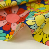 Coton imprimé flower power corail fond bleu roi