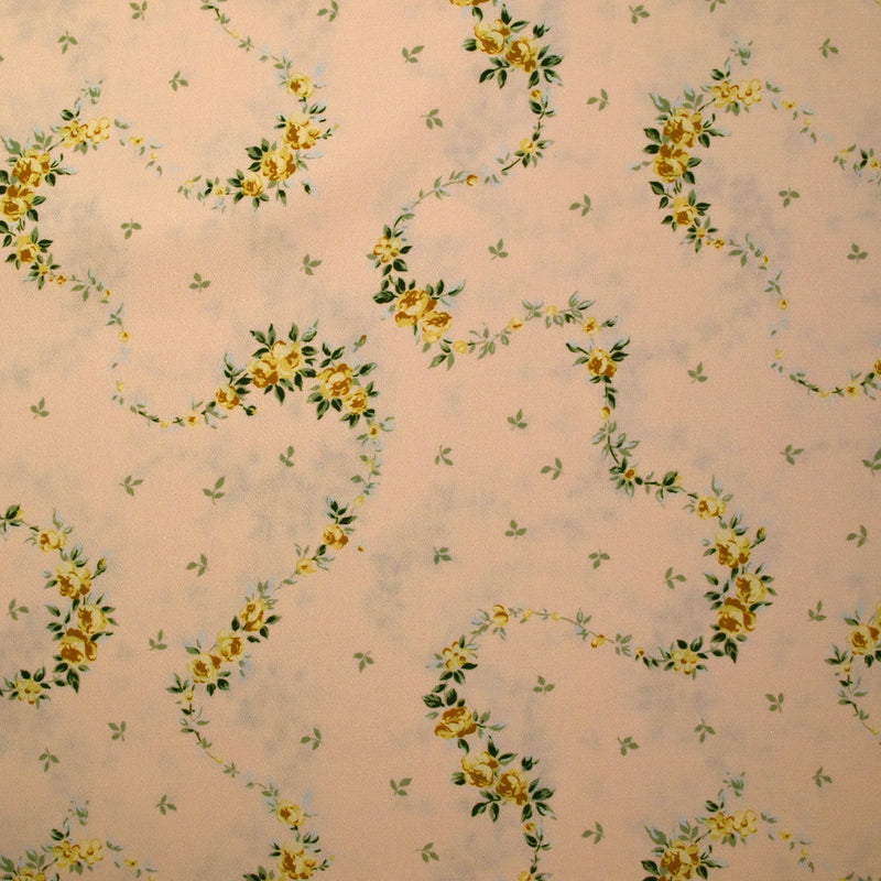 Crêpe imprimé serpent de fleurs fond pêche