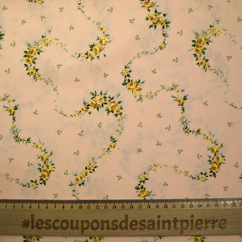 Crêpe imprimé serpent de fleurs fond pêche