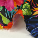 Coton imprimé jungle florale fuchsia fond noir