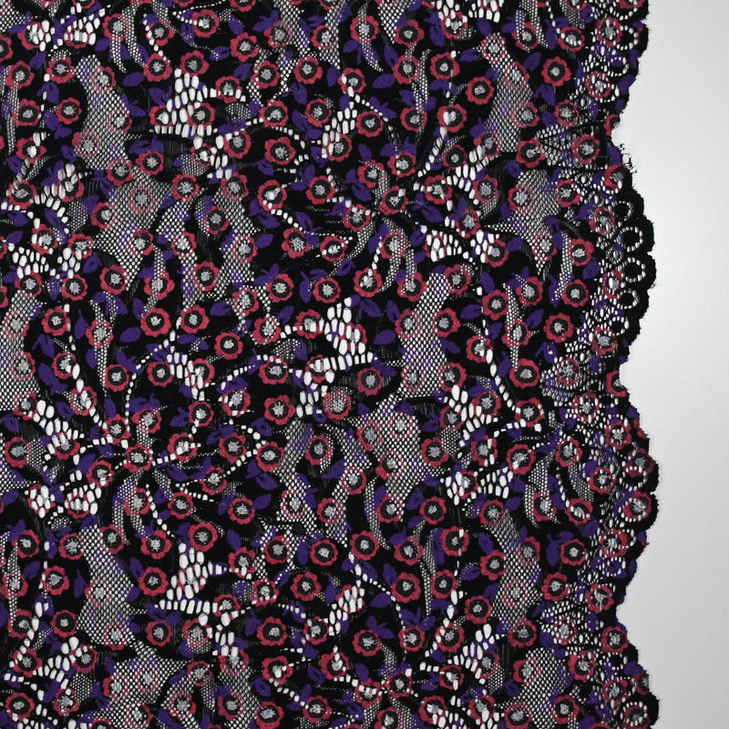 Dentelle festonnée imprimée fleurs rouge et violette fond noir