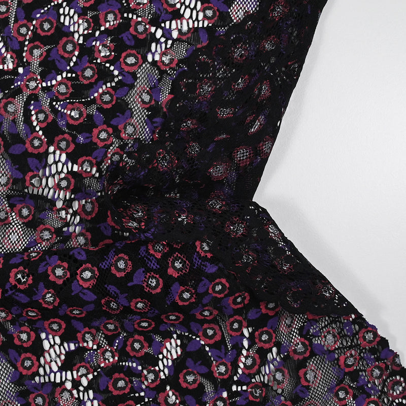 Dentelle festonnée imprimée fleurs rouge et violette fond noir
