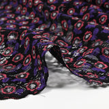 Dentelle festonnée imprimée fleurs rouge et violette fond noir