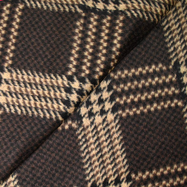 Mixed wool combed tiles and brown chicken