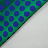 Gabardine de laine mélangée imprimée gros pois bleu fond vert