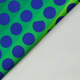 Gabardine de laine mélangée imprimée gros pois bleu fond vert
