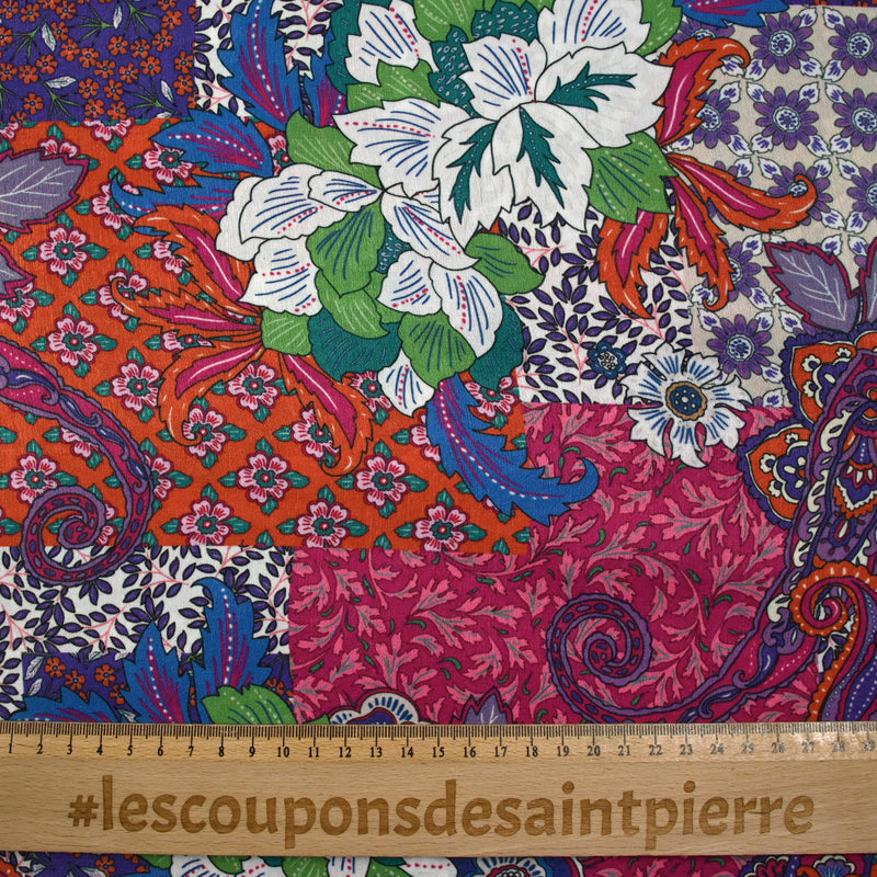 Crêpe satin polyester imprimé cachemire et fleurs brique, magenta et violet