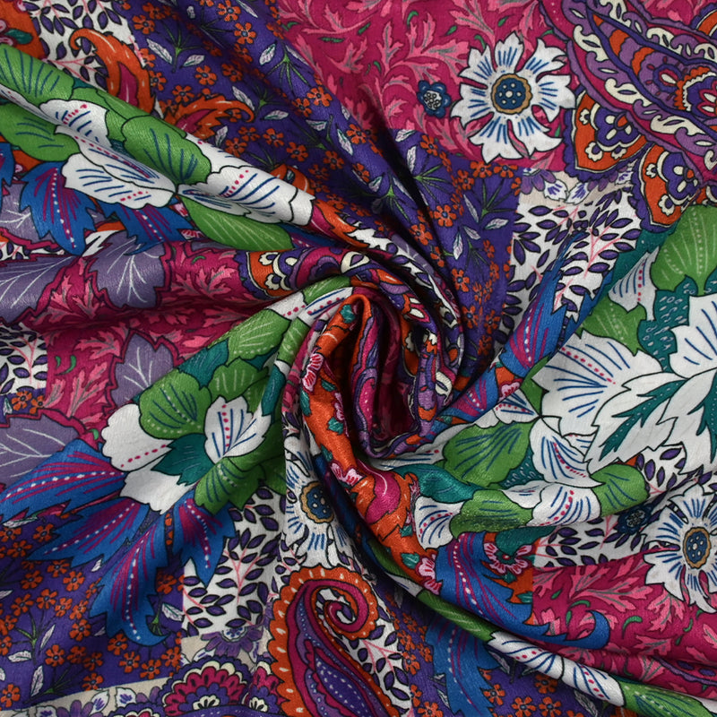 Crêpe satin polyester imprimé cachemire et fleurs brique, magenta et violet