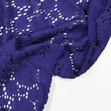 Maille dentelle ajourée fleurs fond indigo