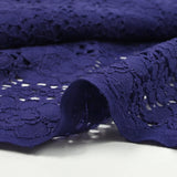 Maille dentelle ajourée fleurs fond indigo