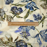 Viscosa estampada con tulipanes entrelazados fondo azul y crudo