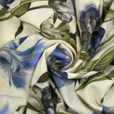Viscosa estampada con tulipanes entrelazados fondo azul y crudo