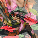 Mousseline crinkle imprimée grande fleur rouge, orange et violet fond noir