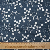 Twill de polyester brodé marguerite fond marine