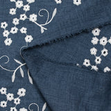 Twill de polyester brodé marguerite fond marine