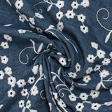 Twill de polyester brodé marguerite fond marine