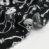 Coton imprimé Squelettes Rock’n’Roll blanc fond noir
