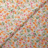 Broderie anglaise imprimée petites fleurs rose et jaune fond blanc