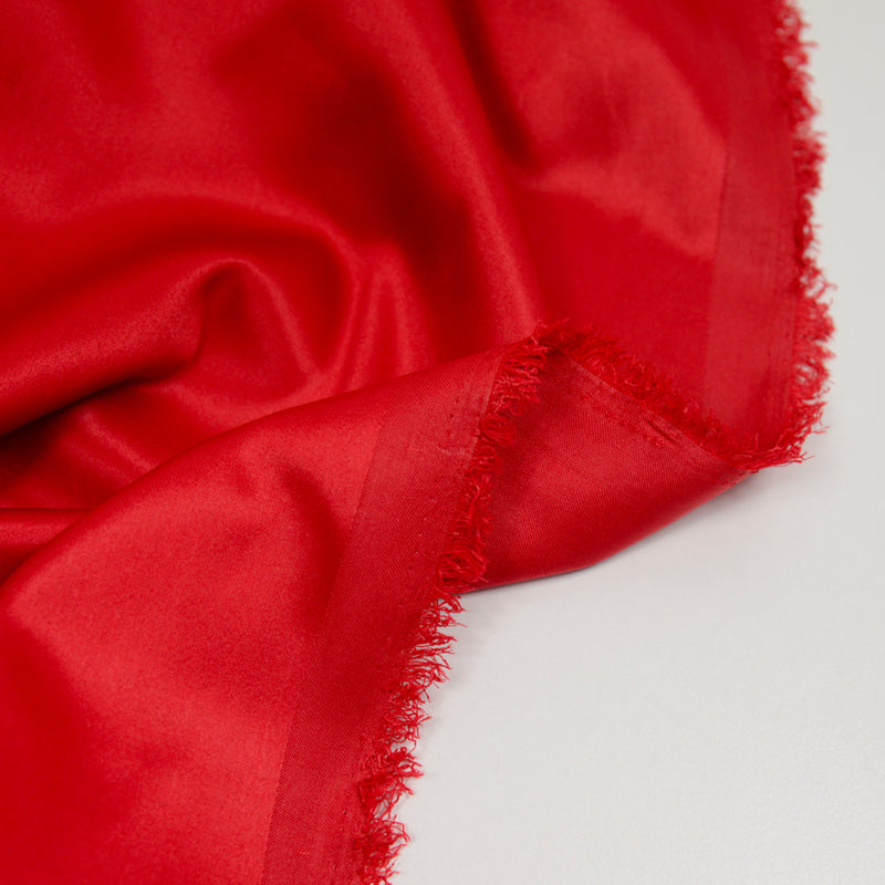 Satin polyester fin rouge