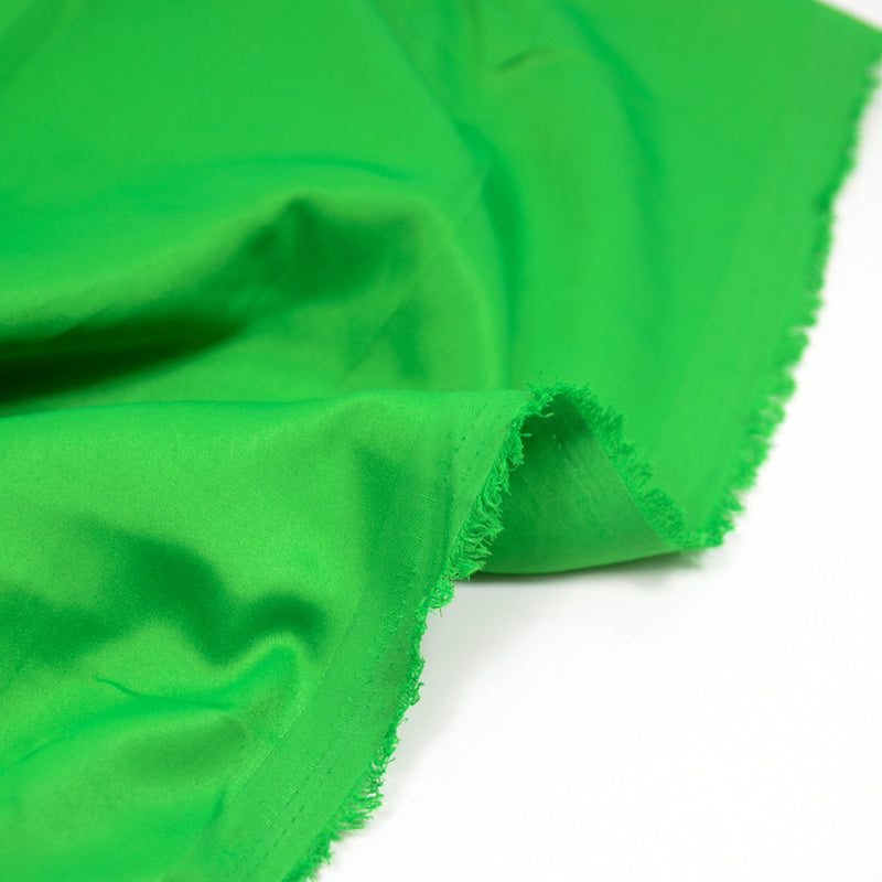 Satin polyester fin vert gazon