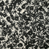 Mousseline crinkle satinée imprimée fleurs en négatif noir fond écru