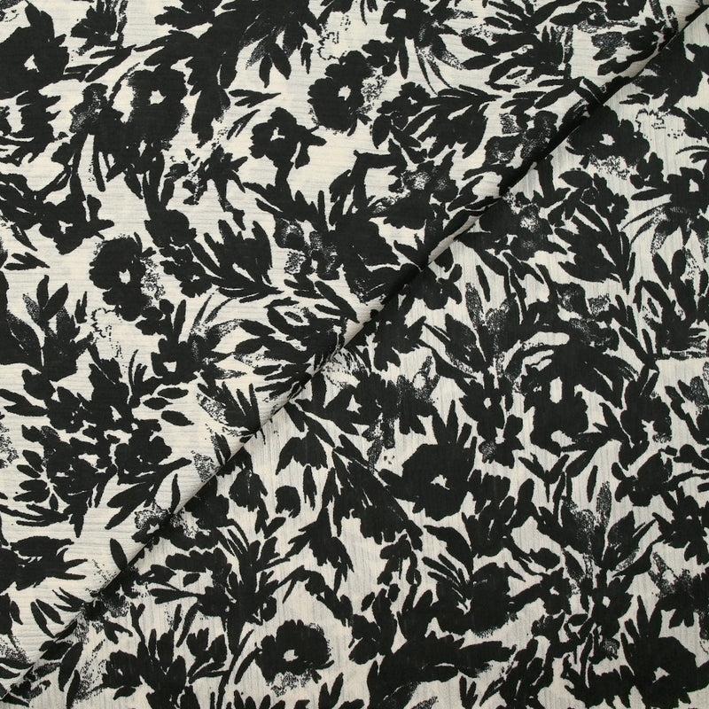Mousseline crinkle satinée imprimée fleurs en négatif noir fond écru