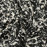 Mousseline crinkle satinée imprimée fleurs en négatif noir fond écru