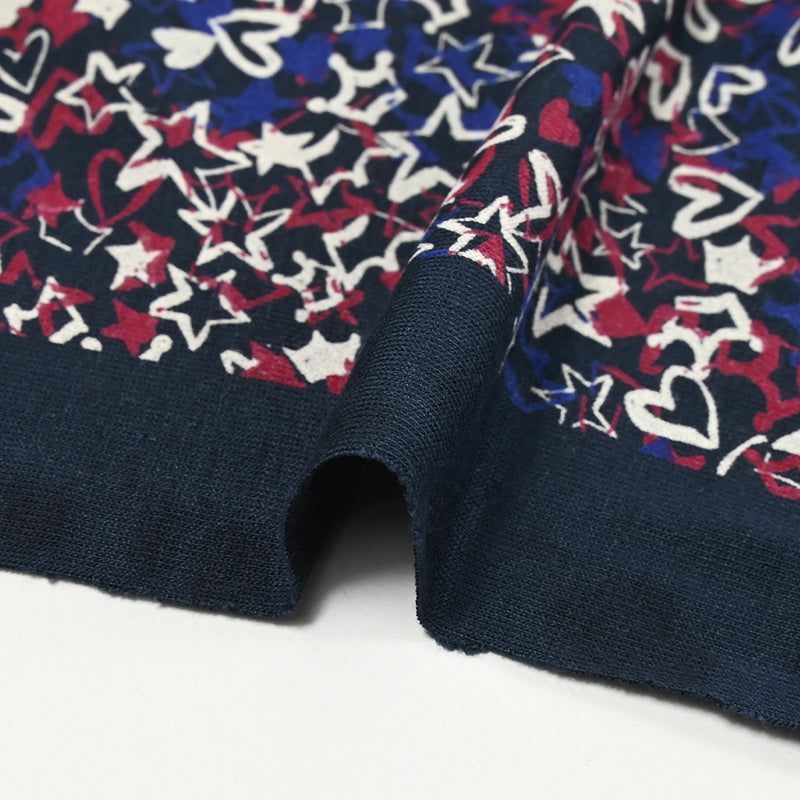 Jersey de viscosa con estampado graffiti índigo y frambuesa, fondo azul medianoche