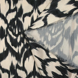 Satén de poliéster estampado ikat negro con fondo crudo