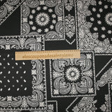 Satin polyester imprimé bandana grège fond noir