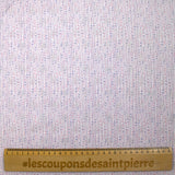 Fina encuadernación de algodón con lentejuelas de manos rosas y azules sobre fondo blanco.