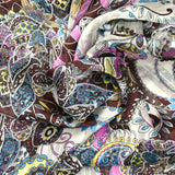 Muselina estampada con raya de raso de cashmere, fondo gris