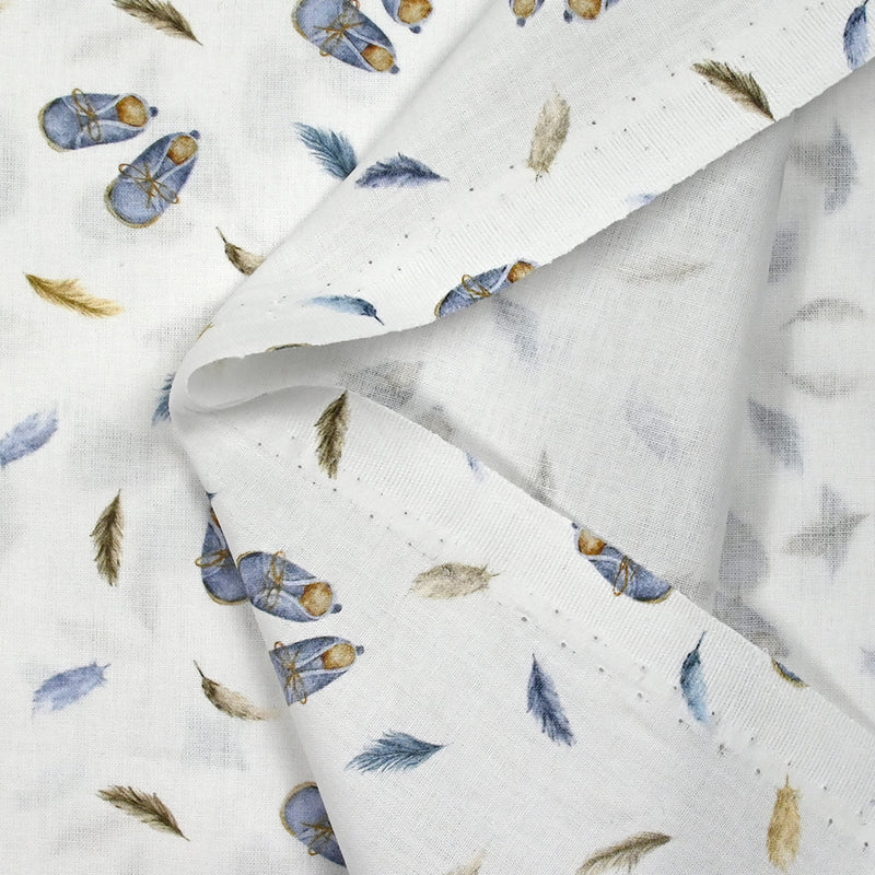 Coton imprimé plumes et souliers fond blanc