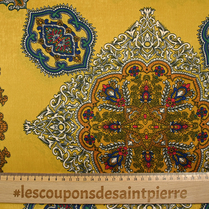 Satin de polyester mat imprimé symphonie florale fond ocre