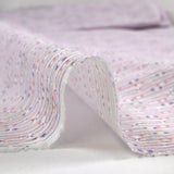 Fina encuadernación de algodón con lentejuelas de manos rosas y azules sobre fondo blanco.