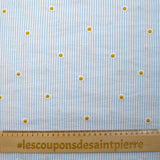 Coton tissé teint brodé marguerite fond rayé blanc et bleu ciel