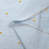Coton tissé teint brodé marguerite fond rayé blanc et bleu ciel