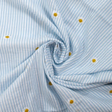 Coton tissé teint brodé marguerite fond rayé blanc et bleu ciel