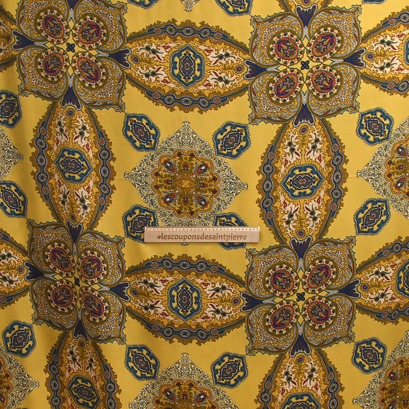 Satin de polyester mat imprimé symphonie florale fond ocre