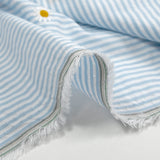 Coton tissé teint brodé marguerite fond rayé blanc et bleu ciel