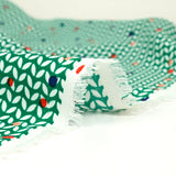 Microfibre imprimée polyester confetti végétal fond vert