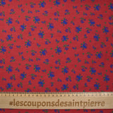 Polyviscose imprimée fleurs bleues fond rouge