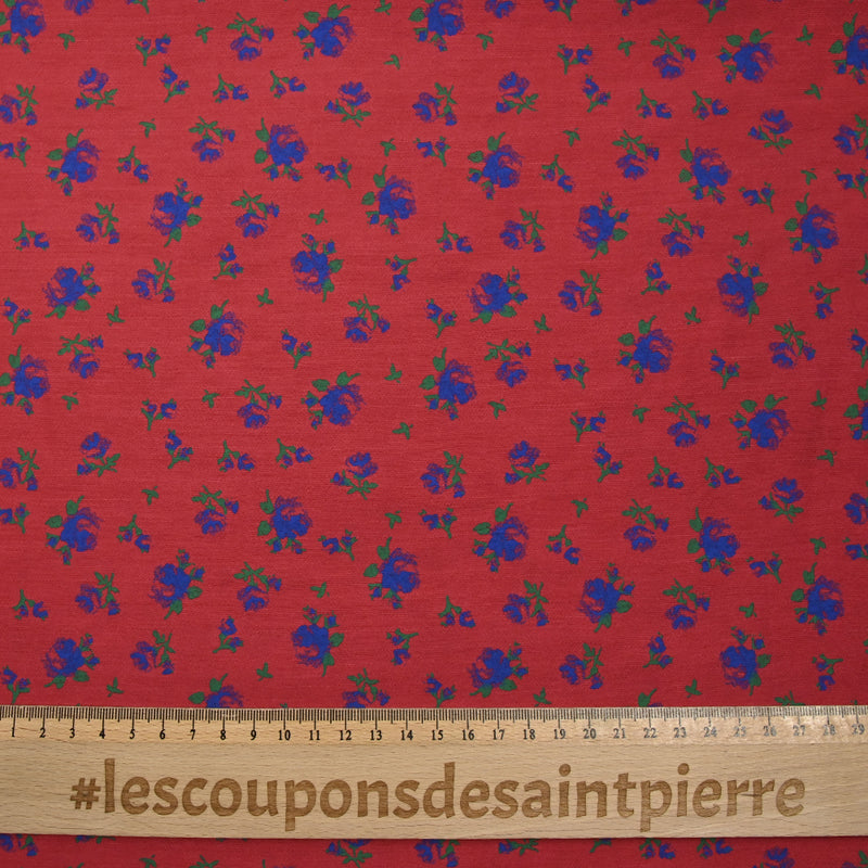 Polyviscose imprimée fleurs bleues fond rouge