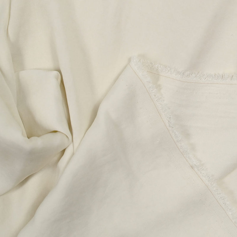 Crêpe satiné de polyester blanc cassé