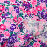 Viscose imprimée fontaine de fleurs rose et violet fond blanc cassé