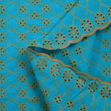 Broderie anglaise festonnée beige Clémence fond bleu azur