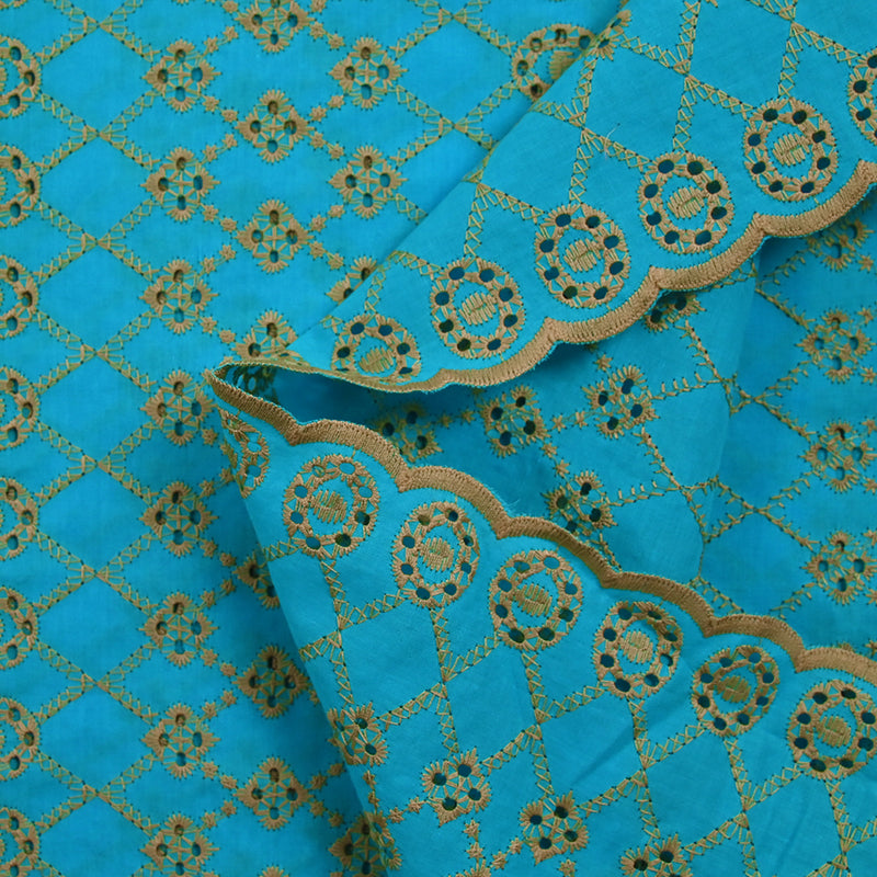 Broderie anglaise festonnée beige Clémence fond bleu azur